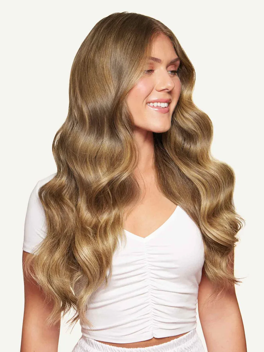 Model mit langen bronden Tape-In Extensions in Unani Brond